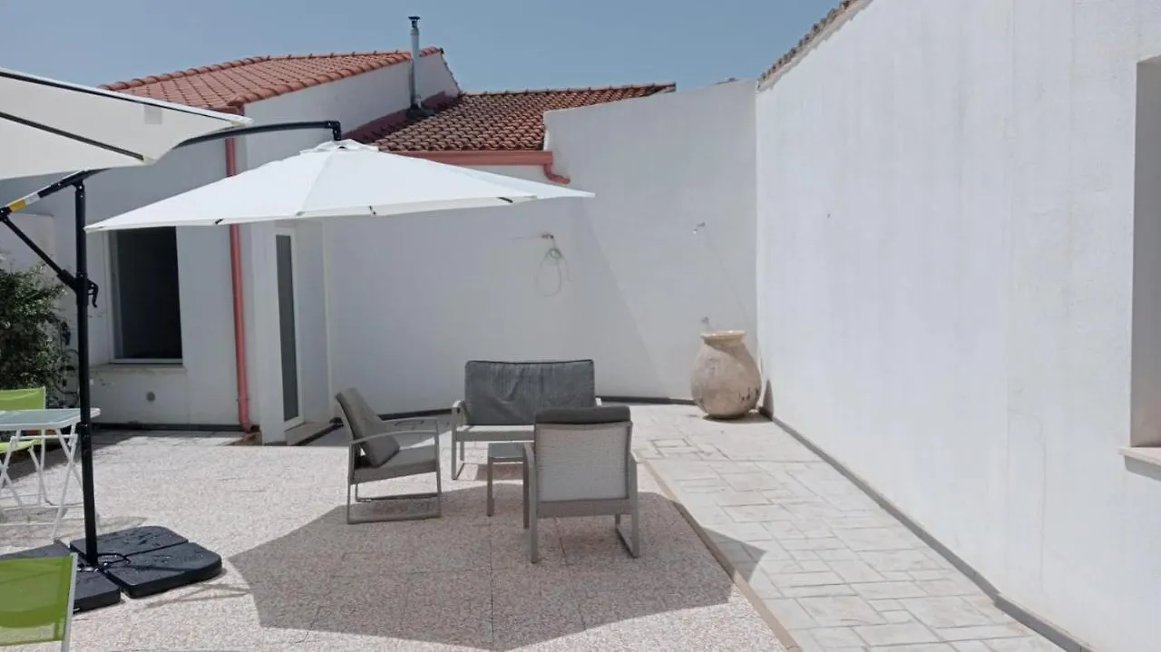 B. Sinis Bed & Breakfast Càbras